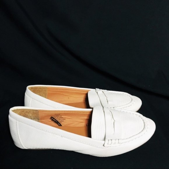 5/$25 H&M White Faux Croc Loafers W/Rubber Studded Sole Women's Size 8